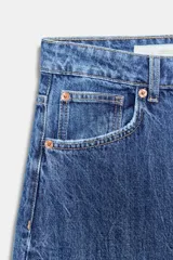 Jeans de tiro medio, estilo balloon baggy, color gris oscuro lavado. Presenta pierna muy ancha y largo completo, con aberturas sutiles en los bajos.