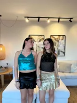 Pollera corta con volado en el ruedo, confeccionada en tela con lentejuelas doradas.