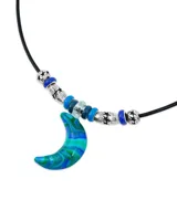 Collar con dije de luna creciente azul y verde, engarzado en un cordón de cuero negro con cuentas plateadas y azules.