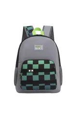 Mochila escolar de color gris con detalles en negro y verde neón. Presenta un bolsillo frontal con estampado de cuadros en tonos verde oscuro y negro, y dos símbolos 'XX' blancos. Tiene un bolsillo lateral de malla gris.