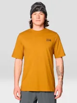 Camiseta de manga corta color mostaza con cuello redondo. Presenta un pequeño logo de Mountain Hardwear en el pecho izquierdo y un gráfico grande enmarcado en la espalda.