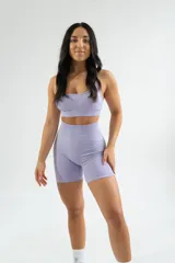 Top deportivo color lila, con breteles finos y espalda deportiva.