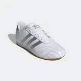 Championes de adidas con diseño de perfil bajo, empeine de piel suave y puntera pespunteada, ideales para un look minimalista.