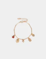 Pulsera dorada con cadena de eslabones rectangulares y dijes colgantes: mariquita roja, trébol de cuatro hojas, corazón pequeño, herradura y candado con forma de corazón.
