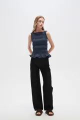 Pantalón de jean negro con glitter, corte recto y tiro alto.