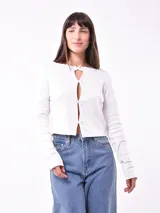 Remera manga larga color blanco con escote con abertura y lazos.