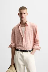 Camisa de manga larga con estampado a cuadros en tonos rosa y blanco.