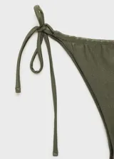 Braga de bikini verde militar con estilo brasileña y diseño de triángulo. Tiene forro interior y cierre de lazos laterales.