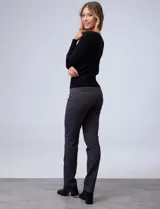 Pantalón de gabardina elastizada color marrón claro, marca Zac & Rachel, corte slim, con pretina con pasadores, botón y cierre. Delantera con tres bolsillos y trasera con bolsillos ojal.