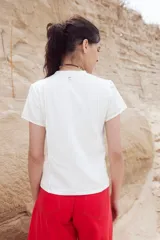 Remera color borgoña de algodón con corte clásico, cuello redondo y mangas cortas.