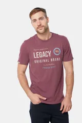Remera de manga corta color borgoña con cuello redondo y estampado frontal con la leyenda "Legacy Original Brand" en color gris y un círculo con el número "1972" en azul.