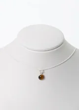 Collar con cadena de plata 925 y dije redondo de piedra ojo de tigre.