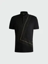 Polo negra de algodón interlock con cuello clásico, manga corta y arte de línea fina en color dorado.