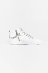 Zapatilla tipo botita de cuero negro con recortes de glitter negro y reptil, detalle de remaches metálicos y acceso lateral con cierre.