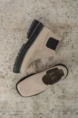 Botas Chelsea de cuero color marrón con paneles laterales elásticos negros y suela track de goma negra.