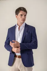Saco de vestir celeste con diseño espigado, confeccionado en lino, corte slim fit y medio forro.