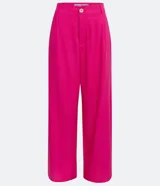 Conjunto de top y pantalón color fucsia. El top es corto, con tirantes finos y abertura en el centro. El pantalón es de corte palazzo, con cintura alta y bolsillos laterales.