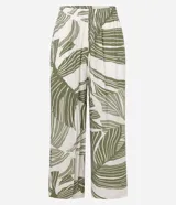 Pantalón tipo pantacourt confeccionado en viscosa con estampado de follaje verde sobre fondo blanco, con cintura elástica y diseño de pierna ancha y corta.