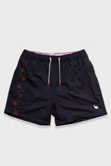 Short de baño azul marino con bordado de enredadera en la pierna izquierda, cintura elástica con cordón ajustable, bolsillos laterales y bolsillo trasero con cierre.