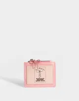 Monedero de cuerina color rosa con bolsillo frontal estampado con un lazo y la frase "Romance Reader Book Club". Tiene cierre superior con puller decorativo.