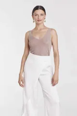 Blusa tejida negra con escote en V y breteles finos.