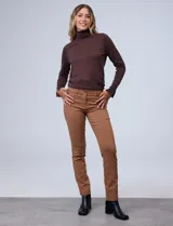 Pantalón de gabardina elastizada color marrón claro, marca Zac & Rachel, corte slim, con pretina con pasadores, botón y cierre. Delantera con tres bolsillos y trasera con bolsillos ojal.