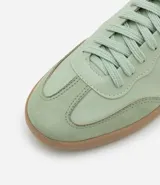 Championes marrones con detalles en cuero sintético color crema y suela de goma color caramelo.