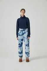 Pantalón de jean celeste con lavado batik, corte baggy, tiro alto y pierna ancha con botamanga ajustada.