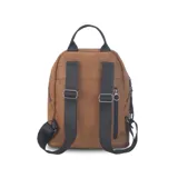 Mochila negra de símil cuero, con cierre principal y bolsillo interno con cierre. Tiene asa de mano, correas regulables y bolsillo oculto en la espalda.