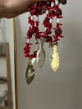 Collar con cuentas de coral rojo, perlas blancas y dije de bronce con forma de pez.