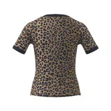 Remera Adidas con estampado animal print de leopardo en tonos marrones y negros, con cuello y mangas con ribete negro. Presenta las tres rayas blancas características de la marca en los hombros y logo bordado en el pecho.