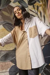 Camisa de popelina de algodón combinada en blanco y beige, de corte amplio y textura liviana.