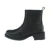 Bota corta negra de cuero sintético, con caña baja, punta redondeada y taco cuadrado bajo.