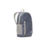 Mochila Nike Elemental con estampado de triángulos en tonos azul, negro y beige. Cuenta con un compartimento principal con cierre, un bolsillo frontal con cierre, un estuche extraíble y correas ajustables.