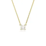 Colgante con cadena dorada y dije de cristal blanco con talla cuadrada.