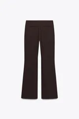 Pantalón blanco de tiro alto con corte acampanado.