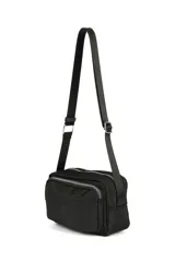 Bandolera color beige con correa larga negra ajustable. Tiene dos compartimentos con cierre y un bolsillo frontal con cierre.