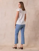Blusa blanca de tejido pointelle con escote en V y aplique de puntilla en el cuello y mangas cortas con volados.