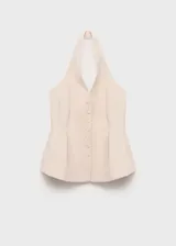Chaleco color crema con cuello halter y peplum. Cierre frontal con botones.