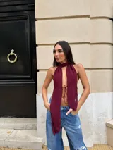 Top color borgoña con cuello halter y lazo ajustable en el frente.