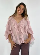 Camisa color rosa pálido con escote en V y volados en el frente y las mangas. Cierre con botones.