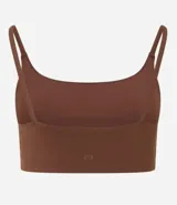 Top deportivo color borgoña con breteles finos y espalda deportiva.