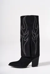 Bota de eco cuero color marrón, con detalle de diseño a lo largo del caño y tacón ancho.