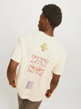 Camiseta color crema de manga corta y cuello redondo con corte holgado.