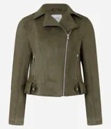 Campera biker corta color verde militar, confeccionada en gamuza sintética, con cuello con solapa, cierre por cremallera desplazado, bolsillos con cremallera en el lateral y trabillas en la cintura.