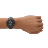 Reloj Armani Exchange negro con caja de acero inoxidable de 42mm, esfera negra con efecto sunray, cristal mineral y movimiento de cuarzo multifuncional (hora, fecha y día). Correa de acero inoxidable negra de 20mm con cierre desplegable con botones a presión. Resistente al agua hasta 50 metros.
