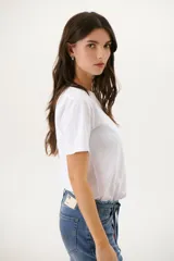 Remera blanca con estampado de moldes de costura en color marrón.