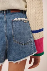 Short de denim de calce amplio y tiro alto, con ruedo desflecado y detalles de crochet en el borde de los bolsillos frontales.