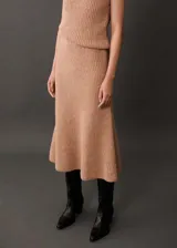 Falda midi color beige de tejido de punto de canalé con cintura elástica y diseño evasé.