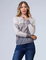 Buzo tejido de manga japonesa, con diseño colorblock en tonos beige y gris, de la marca Aaeda.